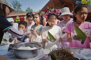 巴萨官方：俱乐部传奇后卫阿尔巴造访球队训练基地